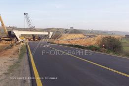 Image du Maroc Professionnelle de  Travaux achevés de la voie de déviation à cause d’un pont supérieur sur RR415 sur une partie du tronçon de l'autoroute Sidi El Yamani Asilah, Jeudi 18 juillet 2002. (Photo / Abdeljalil Bounhar) 